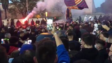 Una gran aglomeración afuera del Camp Nou indigna