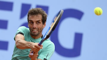 El tenista español Albert Ramos devuelve una bola durante su partido ante Casper Ruud en el Torneo de Gstaad.