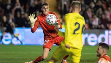 GRAF995. MADRID, 29/01/2020.- El portero del Rayo Vallecano, Miguel Ángel Morro (i), despeja un balón durante el encuentro de octavos de final de Copa del Rey disputado entre el Rayo Vallecano y el Villarreal CF en el Estadio de Vallecas en