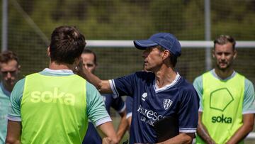 Ziganda da instrucciones en un entrenamiento.