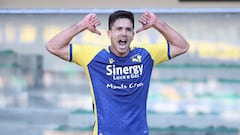 Giovanni Simeone, jugador del Hellas Verona, celebra uno de los cuatro goles anotados ante la Lazio en la Serie A.