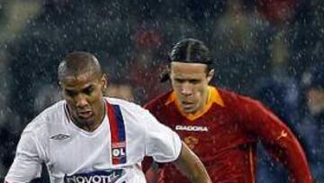 <b>VIEJOS AMIGOS.</b> El extremo francés coincidirá en Stamford Bridge con su antiguo compañero de equipo en el Olympique de Lyon, el ghanés Michael Essien.