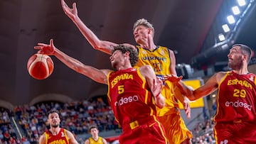 Oriol Paulí y Artem Pustovyi pelean por un balón.