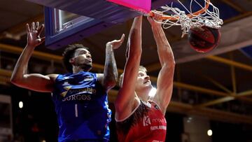 GRAF8096. FUENLABRADA (MADRID), 24/09/2019.- El pivot lituano del Montakit Fuenlabrada, Egidijus Mockevicius (d), efectúa un mate ante el alero estadounidense del San Pablo Burgos Jean Pierre Tokoto en el partido de la primera jornada de la Liga Endesa que se disputa este martes en el pabellón Fernando Martín. EFE/ JuanJo Martín