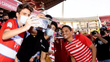 GR01. GRANADA, 14/07/21.- El delantero colombiano Carlos Bacca (d), se fotografía con varios aficionados durante su presentación como nuevo jugador del Granada CF, este miércoles en el Estadio Nuevo Los Cármenes. EFE/ Miguel &A