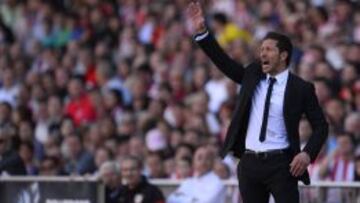 Simeone llama a uno de sus jugadores ante el Granada.
