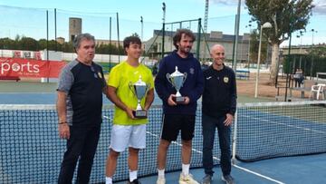 Los tenistas Alberto García García y Carlos García Villanueva posan durante la entrega de trofeos del XXVIV Open Ciudad de Catarroja, torneo del Circuito IBP Tenis Pro.