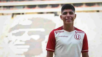 Piero Quispe posa para una foto con el Universitario.