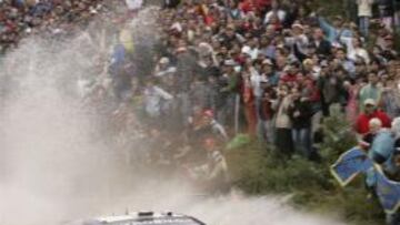 <b>LÍDER.</b> El piloto francés se mantiene a la cabeza de la clasificación, seguido por Solberg.