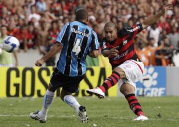 Debutó en 2000 con Flamengo, equipo la que regresaría en 2009.