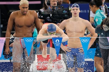 Léon Marchand observa el salto a la piscina de Rafael Fente-Damers.
