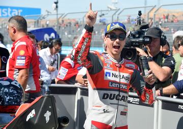 Jorge Lorenzo celebrando su tercera pole consecutiva en este mundial. 