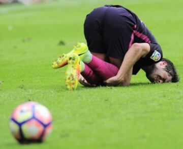 Barcelona's midfielder Sergi Roberto falls down during the Spanish league football match Real Sporting de Gijon vs FC Barcelona at El Molinon stadium in Gijon on September 24, 2016. / AFP PHOTO / ANDER GILLENEA