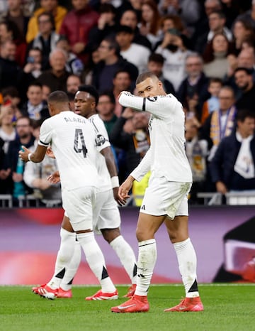 El francs sali en carrera y el brasile?o solo tuvo que drsela. Lejeune pareca que le cerraba en el rea, pero lleg muy forzado el central y tras llevarse la pelota dividida la cruz con autoridad.
