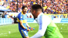 BUENOS AIRES , ARGENTINA- OCTOBER 23: Oscar Romero(L)  of Boca Juniors, celebrates with his teammates the first goal against Independiente, during the match corresponding to the last date of the Professional Football League (LPF), in Buenos Aires, Argentina, on October 23, 2022.. Boca Juniors became champion after drawing 2-2. (Photo by Mariano Gabriel Sanchez/Anadolu Agency via Getty Images)