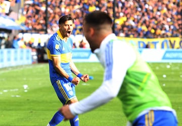 BUENOS AIRES , ARGENTINA- OCTOBER 23: Oscar Romero(L)  of Boca Juniors, celebrates with his teammates the first goal against Independiente, during the match corresponding to the last date of the Professional Football League (LPF), in Buenos Aires, Argentina, on October 23, 2022.. Boca Juniors became champion after drawing 2-2. (Photo by Mariano Gabriel Sanchez/Anadolu Agency via Getty Images)