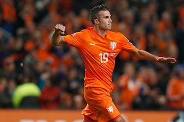 Se trata del máximo anotador en la historia de la selección de Holanda. Anotó 50 goles también en 102 partidos disputados.