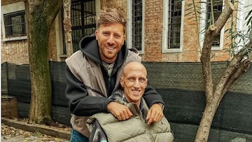 El periodista Niccolò Devitiis y el jugadro Achille Polonara.