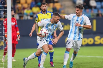 Dioni agarra el balón tras anotar el 2-1 en Cádiz.