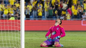 El portero del Celta Iván Villar reacciona tras encajar el gol de penalti, durante el partido de LaLiga que UD Las Palmas y Celta de Vigo han disputado este lunes en el estadio de Gran Canaria.