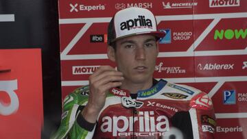 Espargaró, en el box de Aprilia.