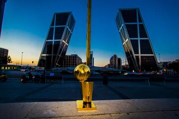 El Larry O'Brien presidiendo la madrileña Plaza de Castilla.