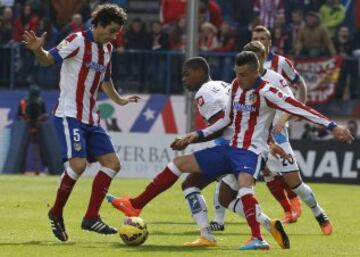 El delantero portugués del Deportivo de La Coruña, Iván Cavaleiro  disputa la pelota con los jugadores del Atlético de Madrid Tiago Mendes y José María Giménez, durante el partido de la decimotercera jornada de Liga de Primera División disputado en el estadio Vicente Calderón de Madrid.