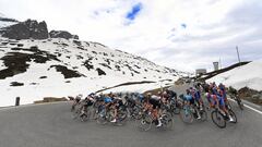 El pelot&oacute;n rueda en el Passo San Bernardino durante la vig&eacute;sima etapa del Giro de Italia 2021.