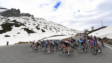 El pelot&oacute;n rueda en el Passo San Bernardino durante la vig&eacute;sima etapa del Giro de Italia 2021.