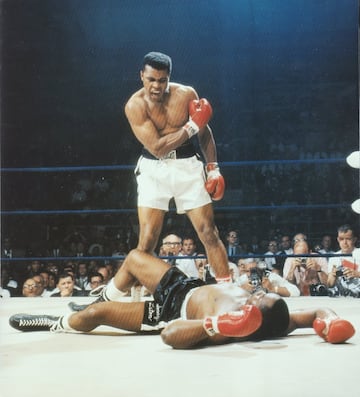 Para que haya un h谷roe siempre tiene que haber un antagonista y Sonny Liston fue el primero que encontr車 Muhammad Ali, en aquella 谷poca todav赤a Cassius Clay. Liston era el campe車n temible al que la joven promesa derrot車 para proclamarse campe車n mundial. En la revancha, tambi谷n para Clay, se tom車 una de las fotos m芍s m赤ticas de la historia, aunque nunca hubiese querido aparecer. Clay le noque車 en un asalto y la imagen del M芍s Grande celebrando, pidi谷ndole m芍s y 谷l en el suelo ya es historia. Fue campe車n mundial en dos ocasiones. Falleci車 a los 38 a?os en 1970.