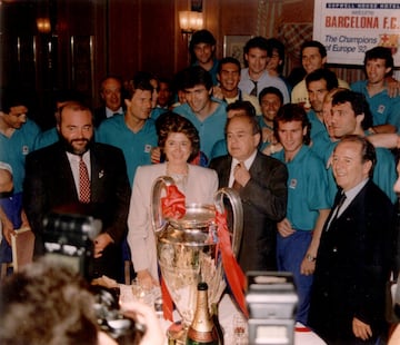 Núñez durante la celebración de la primera Copa de Europa del Barcelona en 1992. En la foto aparece con el ex presidente de la Generalitat de Catalunya Jordi Pujol y la plantilla campeona. 