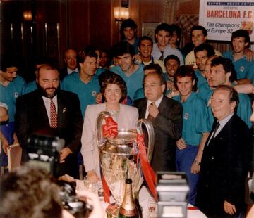 Núñez durante la celebración de la primera Copa de Europa del Barcelona en 1992. En la foto aparece con el ex presidente de la Generalitat de Catalunya Jordi Pujol y la plantilla campeona. 