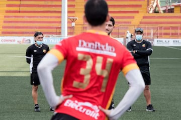 José Giacone, técnico del Sport Herediano, con mascarilla durante la sesión de trabajo del equipo. Los clubes profesionales de fútbol de Costa Rica volvieron a los entrenamientos tras más de un mes de confinamiento por el coronavirus.