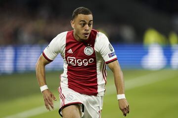 El Ajax lo fichó en la temporada 16/17 procedente del Almere City FC Juvenil.