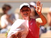 La campeona Swiatek celebra su 20 cumpleaños con una victoria