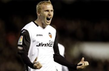 El defensa francés del Valencia Mathieu celebra tras marcar el segundo gol ante el Real Madrid, durante el partido de Liga en Primer División disputado esta noche en el estadio de Mestalla, en Valencia.