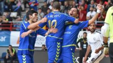 Cardinal celebra uno de sus goles abrazado por Ricardinho y Daniel.