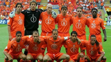 Ruud Van Nistelrooij, Edwin van der Sar, Jaap Stam, Philip Cocu, Andy van der Meyde, Clarence Seedorf. Onderste rij; Michael Reiziger, Arjen Robben, Frank de Boer, Giovanni van Bronckhorst en Edgar Davids. 