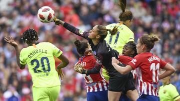 Otra de las porteras que están en la agenda del Real Madrid Femenino es la veterana Lola Gallardo, que acaba contrato con el Atlético el próximo mes de junio. La guardameta sevillana (26 años) cuenta con una gran experiencia en la máxima categoría, siendo titular en la portería rojiblanca en las últimas tres temporadas consecutivas, en las que levantó tres títulos ligueros. 