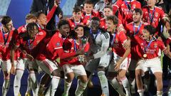 AMDEP5873. MONTEVIDEO (URUGUAY), 21/08/2022.- Jugadores de Benfica celebran con el trofeo al ganar la final de la copa Sub20 Intercontinental ante Peñarol hoy, en el estadio Centenario en Montevideo (Uruguay). EFE/Raúl Martínez
