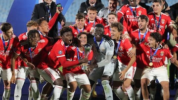 AMDEP5873. MONTEVIDEO (URUGUAY), 21/08/2022.- Jugadores de Benfica celebran con el trofeo al ganar la final de la copa Sub20 Intercontinental ante Peñarol hoy, en el estadio Centenario en Montevideo (Uruguay). EFE/Raúl Martínez
