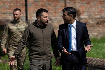 British Prime Minister Rishi Sunak walks with Ukrainian President Volodymyr Zelenskiy to a waiting Chinook helicopter after meetings at Chequers, in Aylesbury, Britain, May 15, 2023. Carl Court/Pool via REUTERS TPX IMAGES OF THE DAY