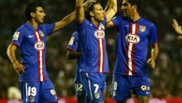 <b>ALEGRÍA. </b>Forlán celebra el gol al Athletic en San Mamés.