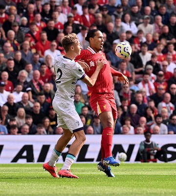 Huijsen lucha por un balón con Van Dijk.