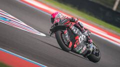 Aleix Espargaró con la Aprilia en el circuito de Termas de Río Hondo