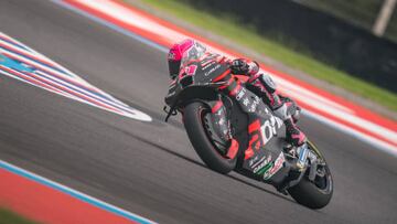 Aleix Espargaró con la Aprilia en el circuito de Termas de Río Hondo