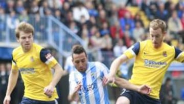 <b>DECEPCIÓN. </b>Santi Cazorla pugna por un balón con Zurutuza, ante la atenta mirada de Illarramendi.