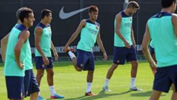 Alves, con una contusión en el tobillo, ausente del entreno