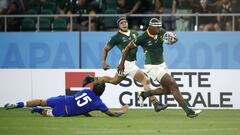El jugador sudafricano Makazole Mapimpi anota un ensayo durante el partido de la Copa del Mundo de rugby de 2019 entre Sud&aacute;frica e Italia.