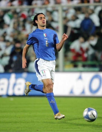 El zaguero central alzó la Copa del Mundo en 2006 con Italia. Tras un exitoso y brillante paso por el ‘calcio’, llegó al Montreal Impact, en 2012.
